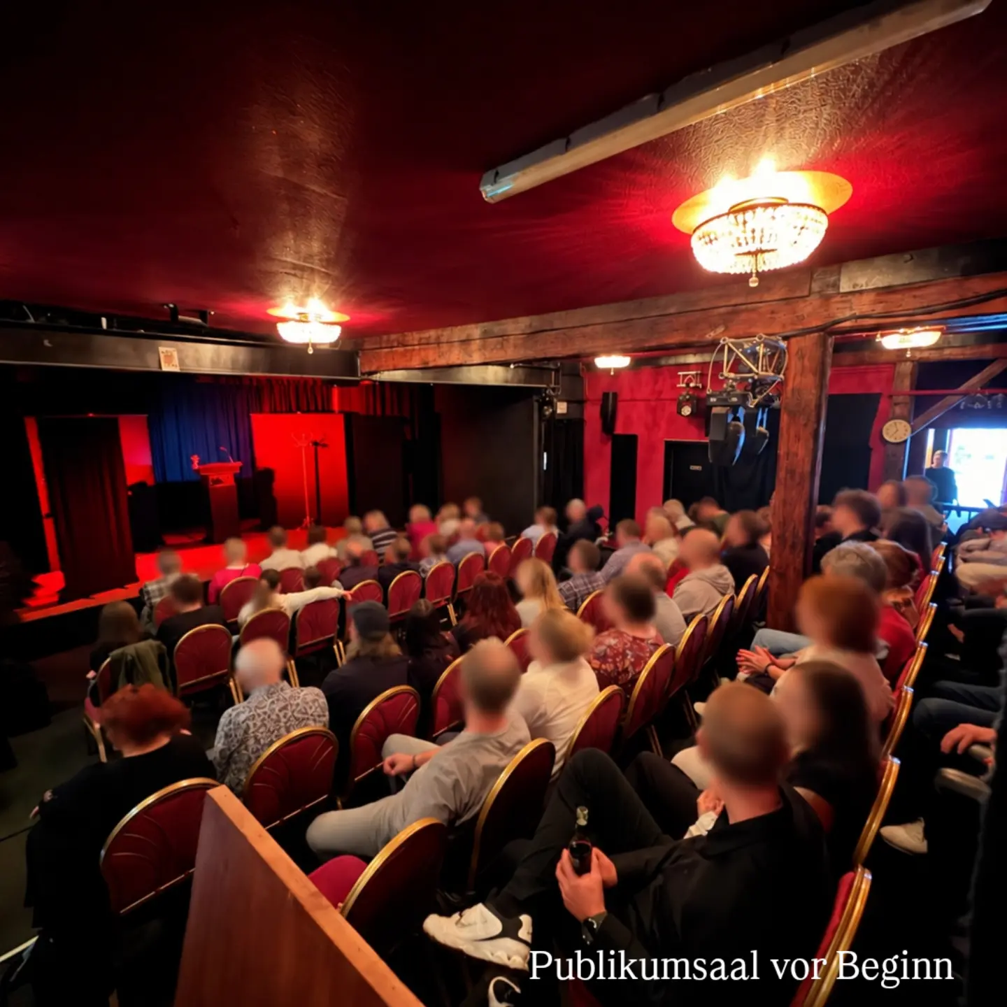 Publikum im Hoftheater Lübeck vor Beginn der Veranstaltung